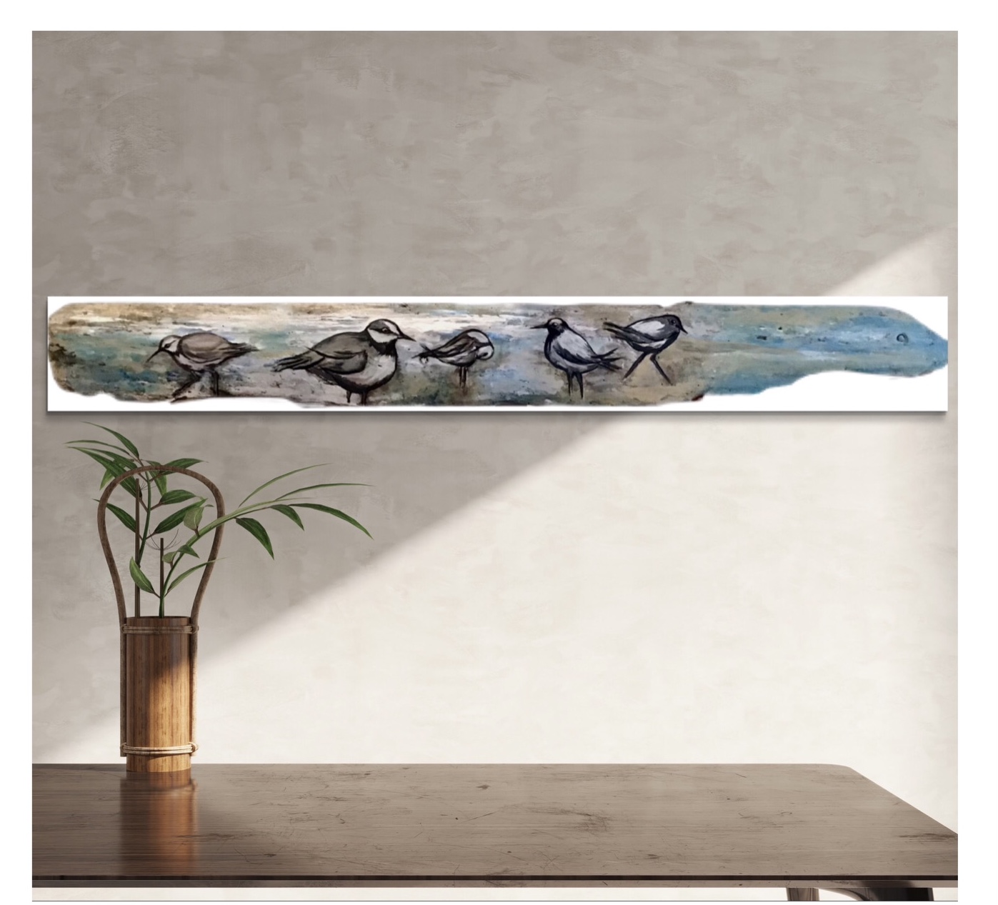 Peinture sur bois de grève oiseaux de mer. La peinture montre un groupe d'oiseaux marchant le long d'un rivage, avec des nuances de bleu et de marron suggérant un environnement côtier. Les oiseaux semblent chercher de la nourriture ou se promener paisiblement. La composition dégage une ambiance calme et sereine, capturant un moment naturel et tranquille.
